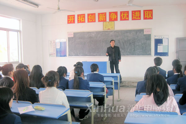 縱橫天地商旅公司代表正在簡(jiǎn)單介紹該公司的發(fā)展?fàn)顩r