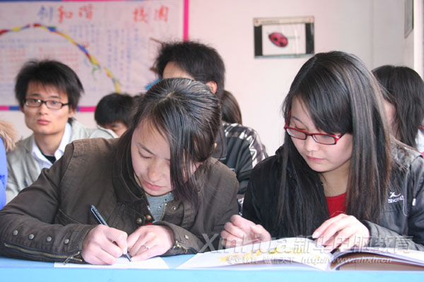 新華學(xué)子們正在填寫個(gè)人簡(jiǎn)歷