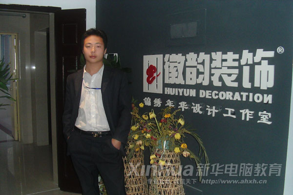 機(jī)會永遠(yuǎn)是給有準(zhǔn)備的人,從跟著別人打雜的小工到自己當(dāng)老板,楊洪的選擇讓他抓住機(jī)遇,成功改變自己的人生。圖為楊洪在自己公司前留影