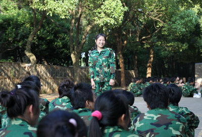 新華電腦專修學(xué)院新生軍訓(xùn)花絮