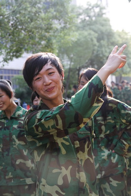 新華電腦專修學(xué)院新生軍訓(xùn)花絮