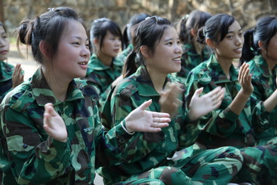 新華電腦專修學(xué)院新生軍訓(xùn)花絮