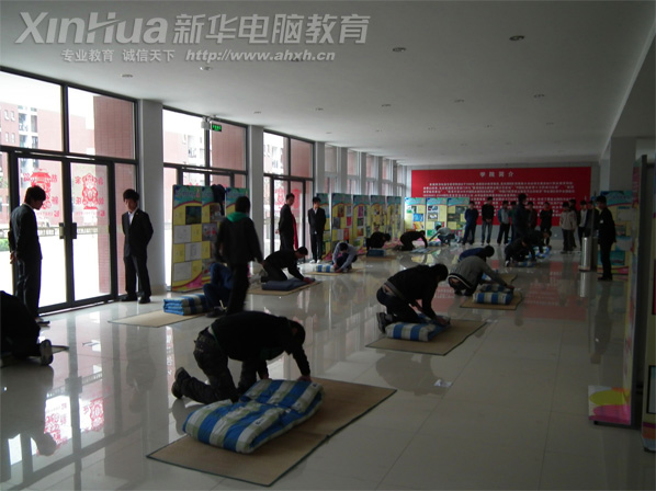 安徽新華電腦專修學院_“我型我秀”疊軍被比賽現(xiàn)場