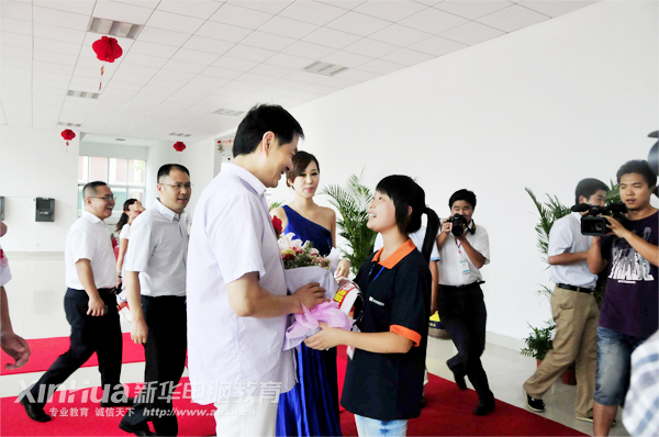安徽新華電腦專修學(xué)院學(xué)子向濮存昕老師獻(xiàn)花