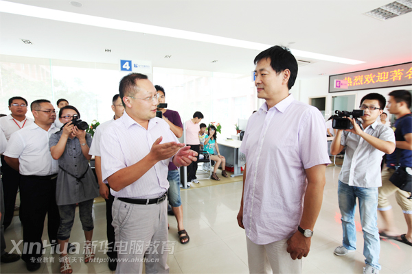 安徽新華電腦專修學(xué)院何貴金院長(zhǎng)在學(xué)院咨詢中心向濮存昕先生介紹學(xué)院辦學(xué)情況