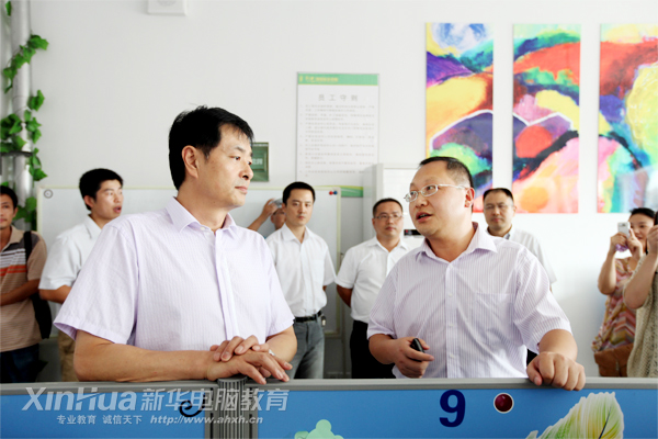 著名表演藝術(shù)家濮存昕參觀安徽新華電腦專修學(xué)院廣告藝術(shù)實(shí)訓(xùn)室