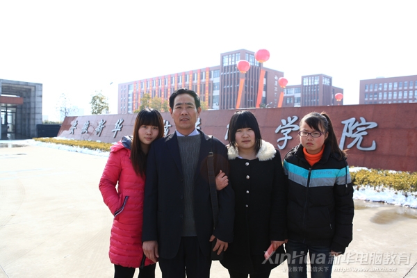 父親送侄女和其中一個(gè)女孩一起來新華學(xué)習(xí)IT技術(shù)