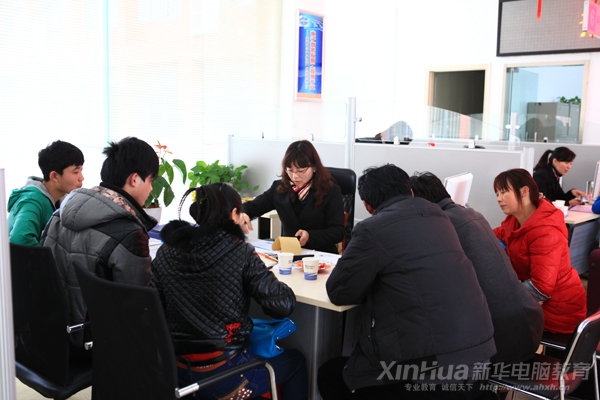 前來報(bào)讀新華學(xué)習(xí)動(dòng)漫游戲設(shè)計(jì)師專業(yè)的學(xué)子正在與咨詢師進(jìn)行現(xiàn)場咨詢