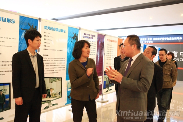 安徽新華電腦專修學(xué)院院長何貴金向劉處長介紹學(xué)生創(chuàng)業(yè)項(xiàng)目