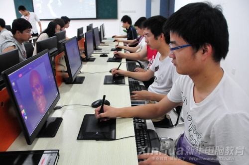 安徽新華電腦專修學(xué)院動(dòng)漫游戲?qū)I(yè)學(xué)子在“理實(shí)一體”教室上課 邊學(xué)邊做效果更好