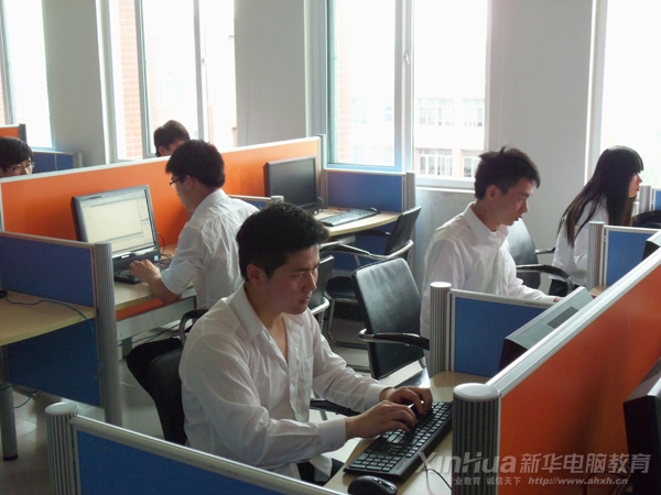 選手們爭分奪秒,點(diǎn)燃指尖上的智慧
