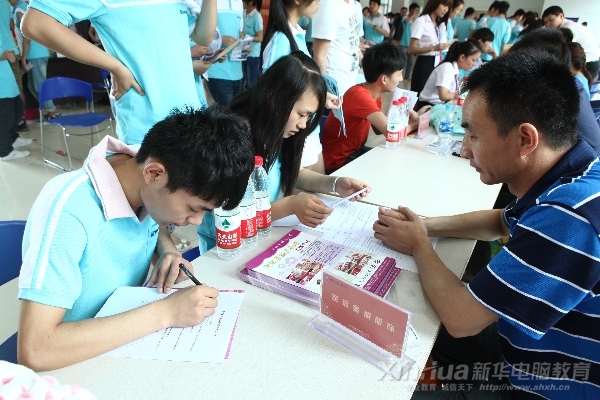洽談成功學(xué)子與企業(yè)當(dāng)場就簽訂合作協(xié)議