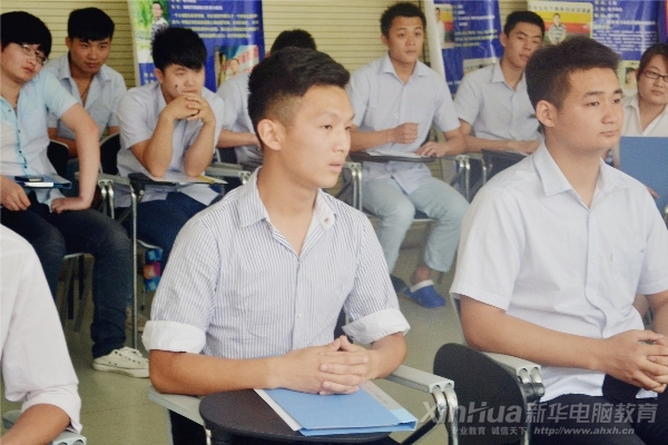 活動現(xiàn)場,同學們表情專注而認真