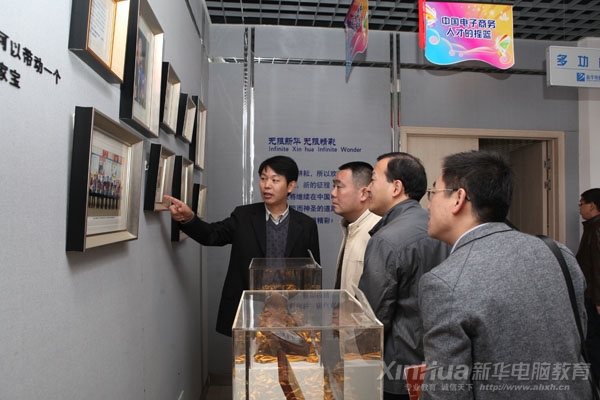 省領導和企業(yè)代表在王院長的帶領下參觀新華校史館