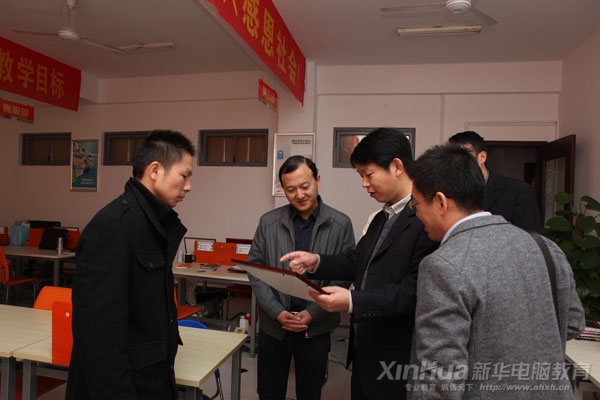 領導們觀看學校為創(chuàng)業(yè)學子頒發(fā)的校園創(chuàng)業(yè)營業(yè)執(zhí)照