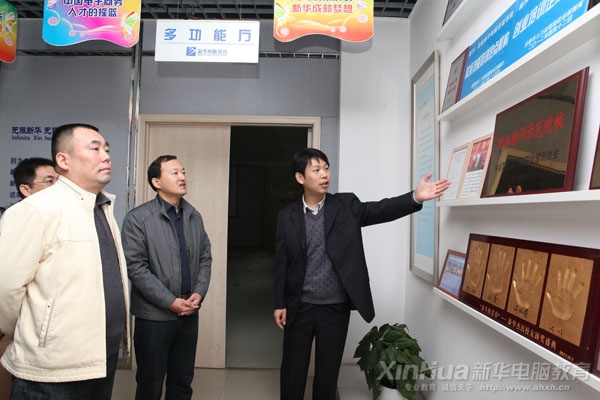王院長向省領導介紹學院近期被評為“中國職業(yè)培訓示范院校”