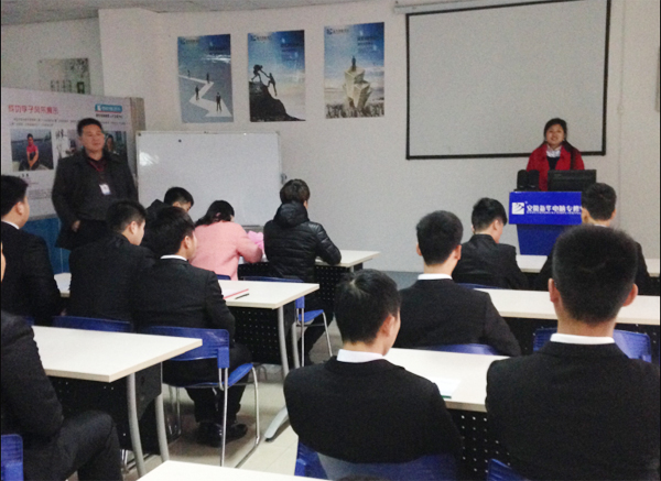 同學們在認真聽講企業(yè)代表作公司介紹