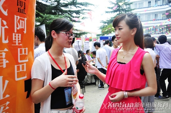 招聘企業(yè)阿里巴巴人事經理正在接受合肥電視臺記者的采訪