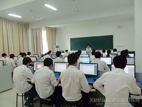 大賽現(xiàn)場,同學們志在必得